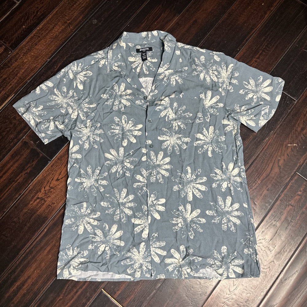 Button down shirt with collar and pocket in front casual coastal California